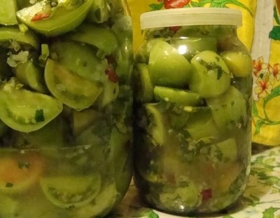 Для приготовления зеленых помидор на зиму возьмите следующие продукты. На 5 кг зеленых помидор ...