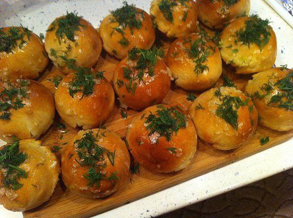 Вкуснейшие пампушки к украинскому борщу.Ингредиенты:Теплая вода — 1 ст.Сахар —1 ст. л.Дрожжи (сухие, ...