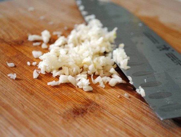 Куриные ножки с пармезаном и чесноком.Ингредиенты:Сушеное орегано - 1 чайная ложкаСушеный розмарин - ... - 7