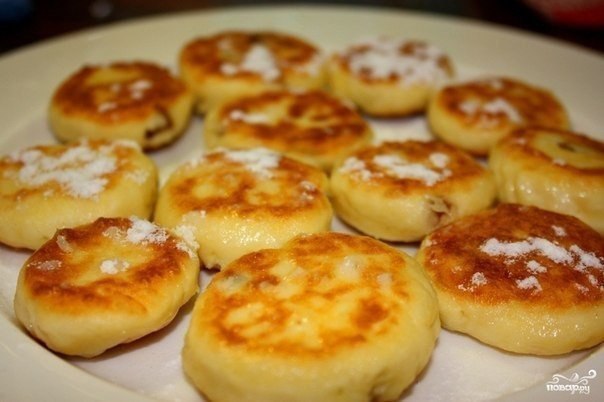 Сырники с изюмом.Состав:-творог — 500 г-яйцо куриное — 3 шт.-мука пшеничная — 5 ст. ложек-изюм — ...