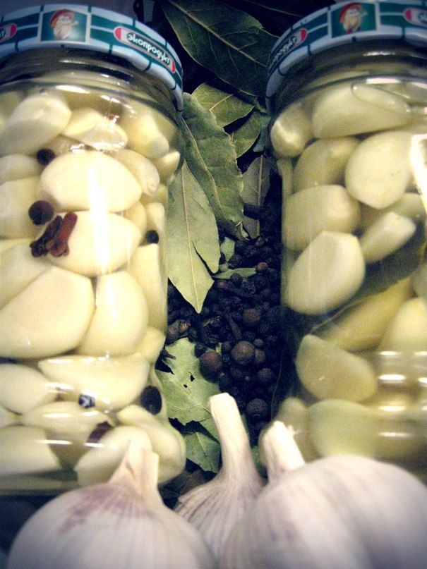 Маринованный чеснок.Для маринованного чеснока потребуется: 0,5 кг. очищенного чеснокапо 20 горошин ...