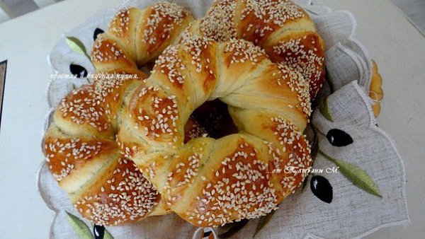 Кулури - греческий кунжутный бублик.ИнгредиентыВода — 1стакМука — 3стакСахар — 1ст.л.Соль — ...