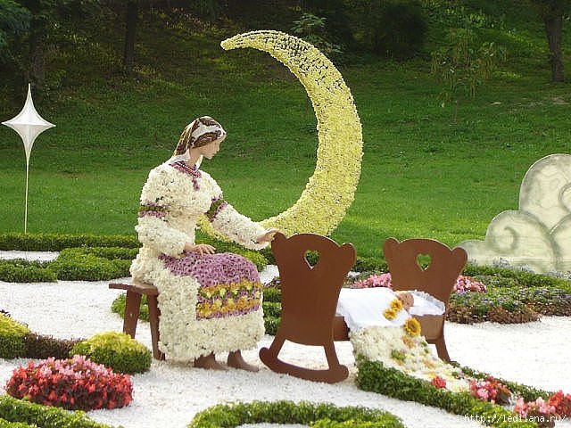 Осенняя женщина хрупко-прекрасна, Изящно-решительна, нежно-опасна. Ей нравится дождь и опаловый ...