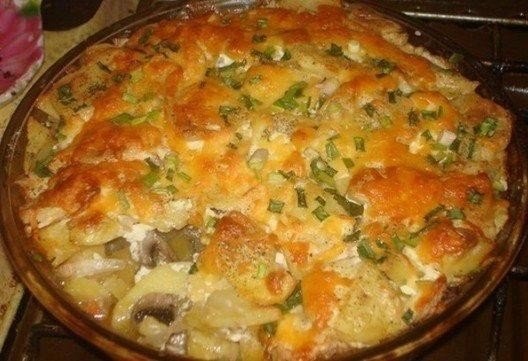 Картошечка на скорую руку.Ингредиенты:картофельлукпомидорсырмайонезсольВсе продукты берем в ...