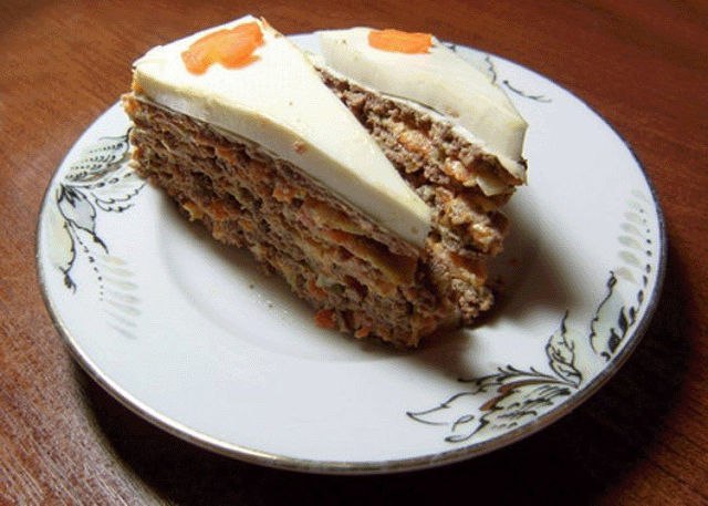 Очень нежный печеночный тортик.Ингредиенты:700 - 1 кг куриной печенки,4 хороших морковки,2 ...