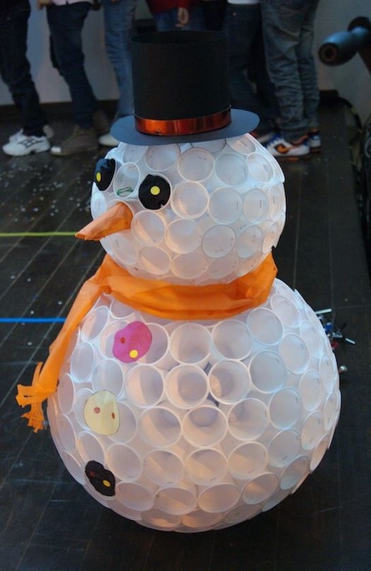 Снеговик из пластиковых стаканчиков своими руками пошагово - инструкции с фото и видео
