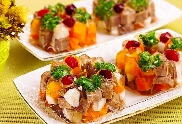 Как делать заливное: Положить мясо, почищенные морковь и лук в кастрюлю, залить 1.5 л воды, варить 1 ...