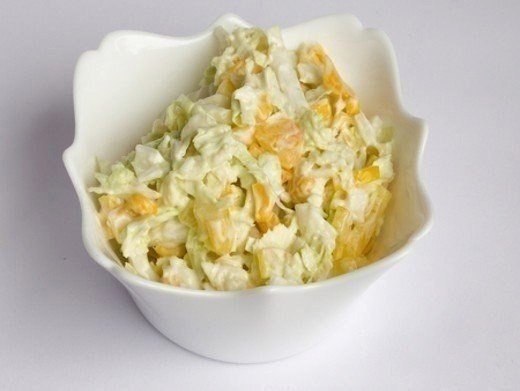 Салат капустный с кукурузой и яблоком.90 ккал на 100 грИнгредиенты:- Кукуруза консервированная 100 г ...