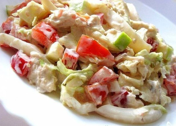 Салат с пекинской капустой, курицей и кальмарами. Состав: Отварное куриное филе – 300г Болгарский ...