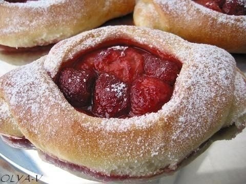 Булочки с клубникой.Ингредиенты:тесто200 мл. теплого молока1 чайная ложка с горкой сухих дрожжей (я ... - 7