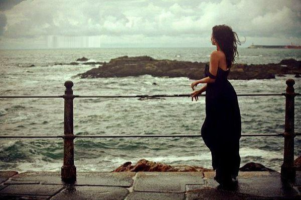 И ни к чему пустые разговоры, Как книги, мы прочитаны до корки: Когда влюблён – сворачиваешь горы, ...