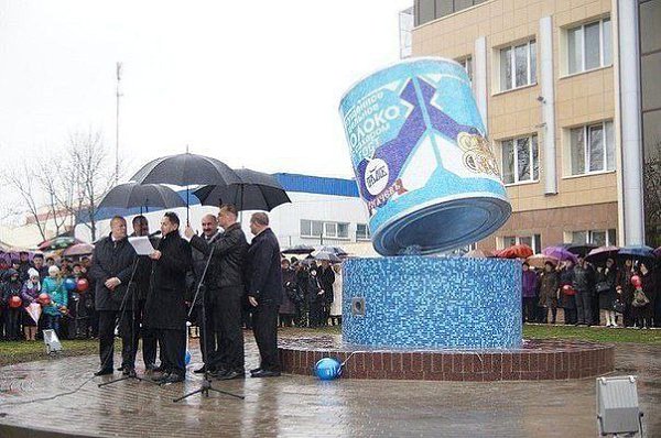 Первый в мире памятник сгущенке в Рогачеве.Эта огромная трехметровая скульптура из металла и ...