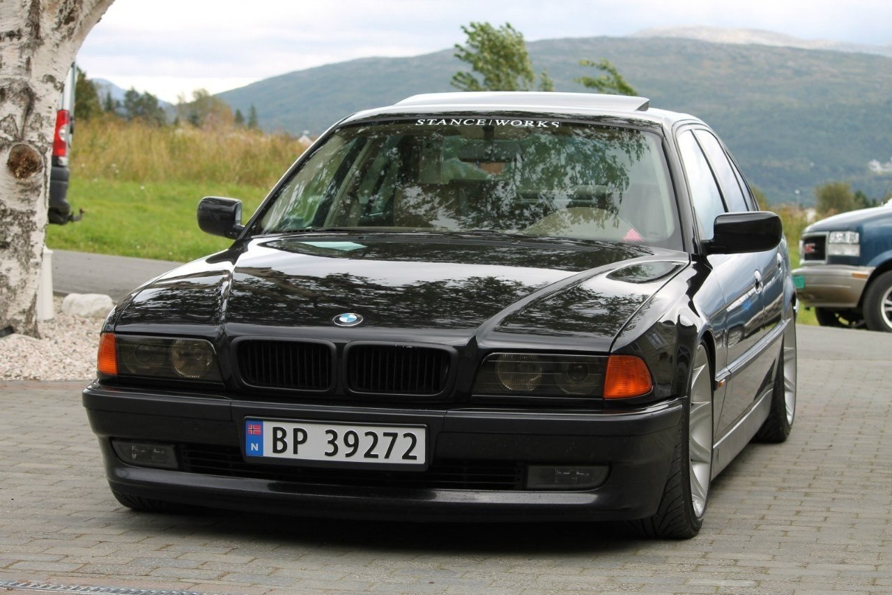 BMW 7 e38 черная