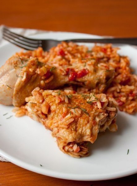 Курица с рисом в томате.Ингредиенты: - 6 окорочков- 2 крупных сладких перца- 1 крупная луковица- 2-3 ... - 4