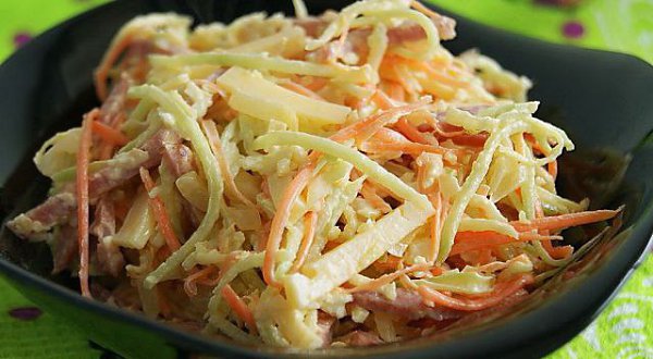 Салат из редьки с яйцом.Ингредиенты:Редька (купить её можно в любом супермаркете) — 400–450 гЗеленый ...