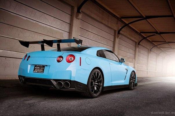 Blue Nissan GT-R - 5