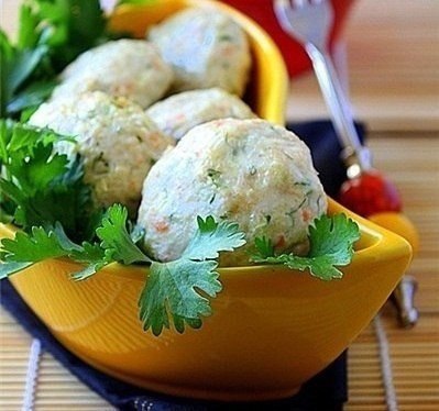 Паровые куриные котлеты с овощами.На 100 г 100 ккал650 гр куриное филеЛук 2 шт 250 грчеснок 2 ...