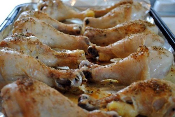 Куриные ножки с пармезаном и чесноком.Ингредиенты:Сушеное орегано - 1 чайная ложкаСушеный розмарин - ... - 4