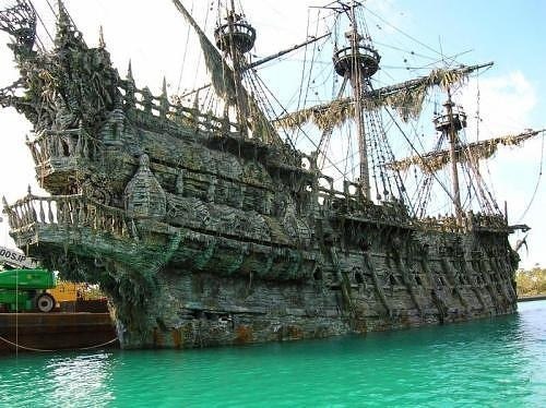 Летучий голландец из пиратов Карибского моря.