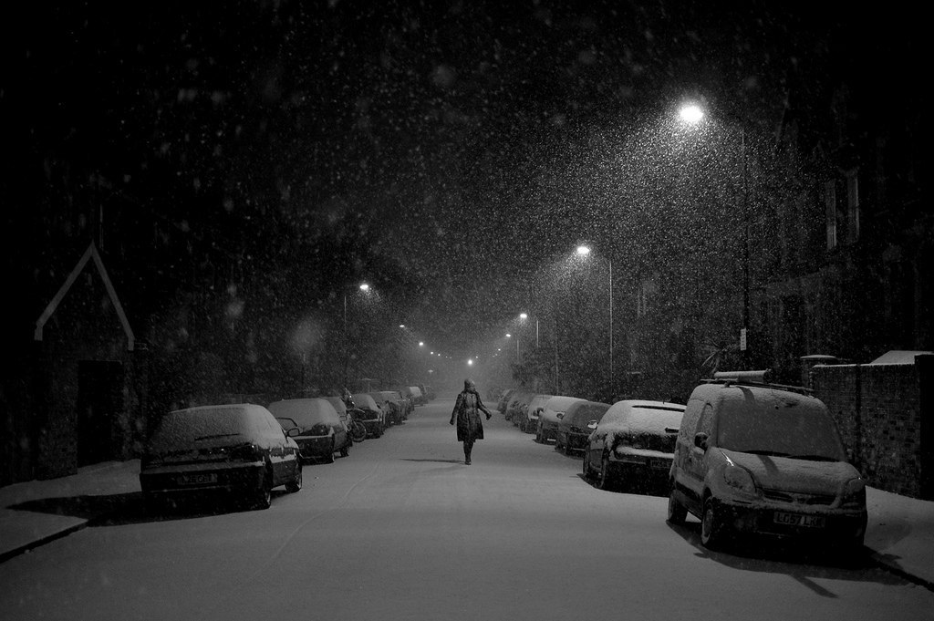 Новогодние черно белые фото. Чёрно белый зимний город. Снегопад черно белый. Зима город черно белое. Снег ч б.