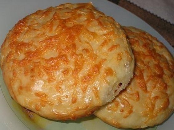 Сырные булочки - очень вкусная выпечка.Ингредиенты:150 граммов сыра гауда(потереть на мелкую терку) ...