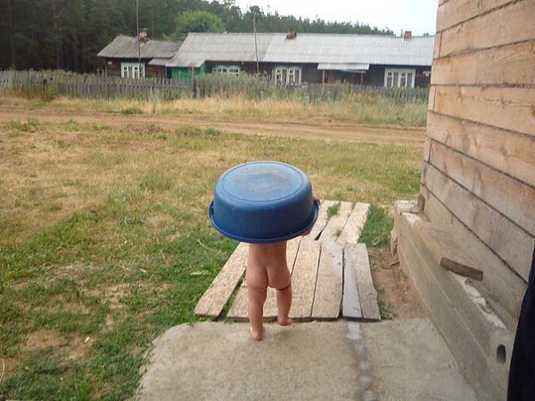 В баньку тихо, чуть дыша, шлепал тазик не спеша...)))))