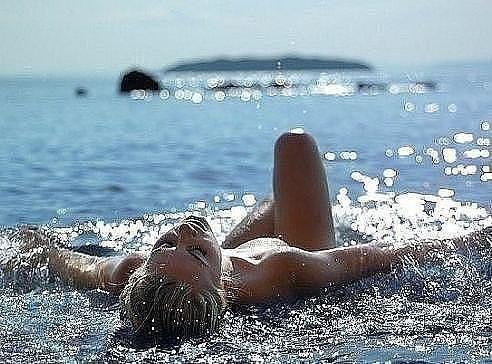 Хочу солнца, моря, бутылочку мартини, и табличку — «Да пошло всё нахр*н»!)))