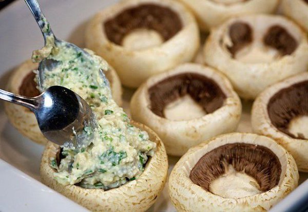Шампиньоны с курицей и сыром.Ингредиенты:Куриное филе — 500 гФета — 60 гБольшие свежие шампиньоны — ... - 8