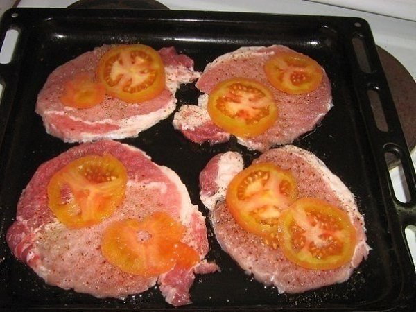 Мясо по-купечески (с грибами).Ингредиенты:- свинина (карбонат) - 4 кусочка- грибы замороженные ... - 3