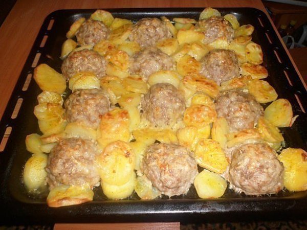 Мясные "ёжики" с картошкой под сыром.Ингредиенты:- картофель- любой мясной фарш- лук- ...
