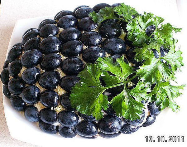 Гроздь винограда. 300г. отварной куриной грудки, 3 вареных яйца, 2 зеленых яблока, 100г. твердого ...