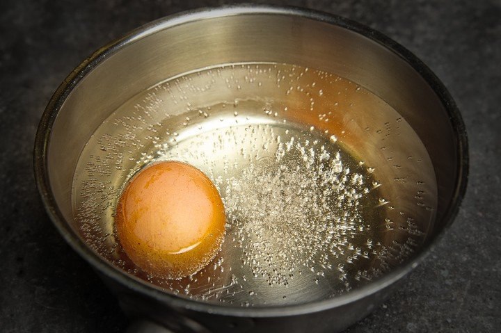 Яйца в кипящую или холодную. Яйца в кастрюле. Zqwf d RFCN.HTK. Яйца варятся. Яйцо в кастрюле с водой.