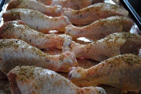 Куриные ножки с пармезаном и чесноком.Ингредиенты:Сушеное орегано - 1 чайная ложкаСушеный розмарин - ... - 3