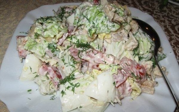 Салат с пекинской капустой, курицей и сухариками.Ингредиенты:- пекинская капуста- яйца- сыр твердый- ...