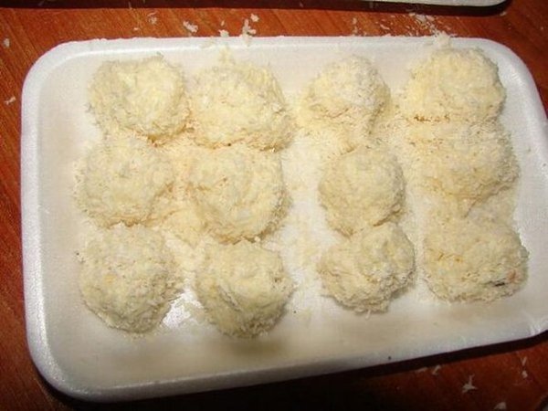 Рафаэлло какой орех внутри. Кокосовые конфеты рафаэлло. Рафаэлло из кукурузных палочек и сгущенки. Кокосовые конфеты рафаэлло. Рафаэлло сгущенка и кокосовая стружка.