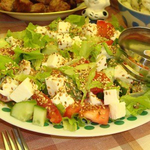 Овощной салат с моцареллой, кунжутом и пикатной заправкой.на 100грамм - 132.36 ккалБ/Ж/У - ...