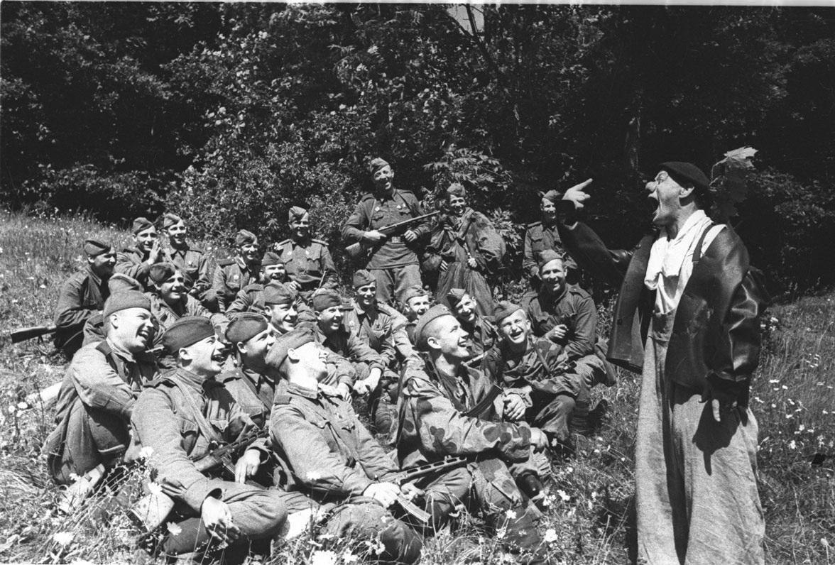 Фото 1943 года. Советские разведчики 1941-1943. Артисты на фронте ВОВ. Артисты фронту 1941-1945. Фронтовые бригады цирк.