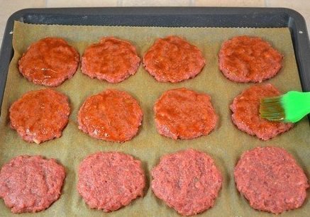 Котлеты в духовке с овощами и сыром. Вам потребуется: -500 г говядины (можно свинины или готового ... - 4