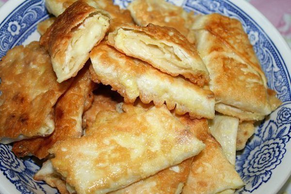 ЛАВАШ, ЖАРЕНЫЙ С СЫРОМ.Ингредиенты :лаваш листовой — 1 шт.сыр ( любой ) — 200 г или плавленых — 2 ... - 2