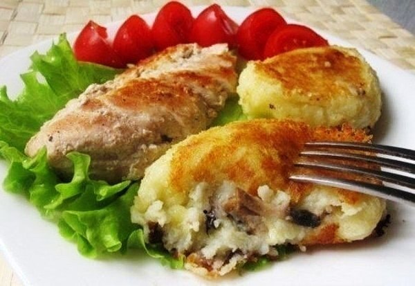 Картофельные зразы с грибами.Ингредиенты:600 г картофеля150 г шампиньонов70 г репчатого лука30 г ... - 6