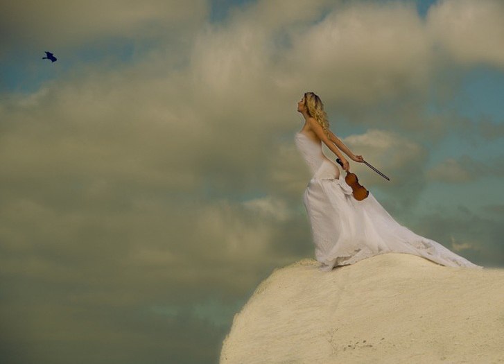 Душа словно ветер. Нежность души. Девушка в белом платье со скрипкой. Летящее белое платье в горах. Блондинка в платье со скрипкой.