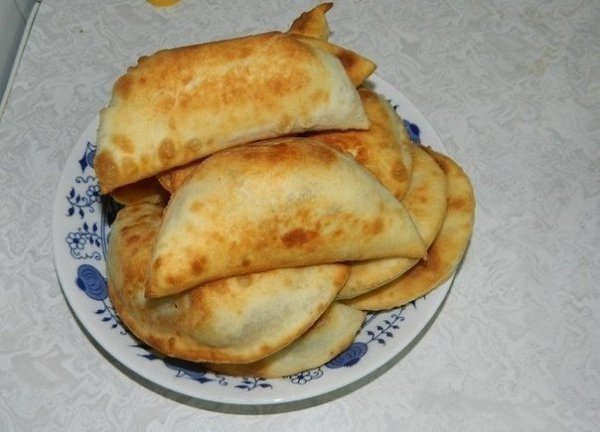 Очень вкусные чебуреки - быстро и легко.Ингредиенты для теста:- 1 стакан густой простокваши- мука- ...