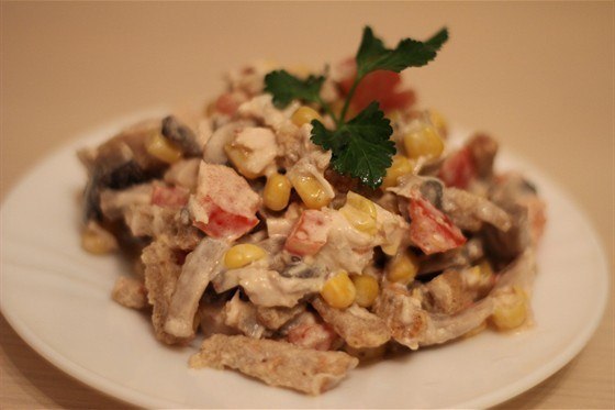 Английский салат.Кукуруза консервированная 285 гГрудка куриная 1 кусокШампиньоны 500 гПомидоры 3 ...
