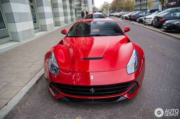 Ferrari F12 Berlinetta.  V12 Atmo (6262 ) 740 ..  8250 ...