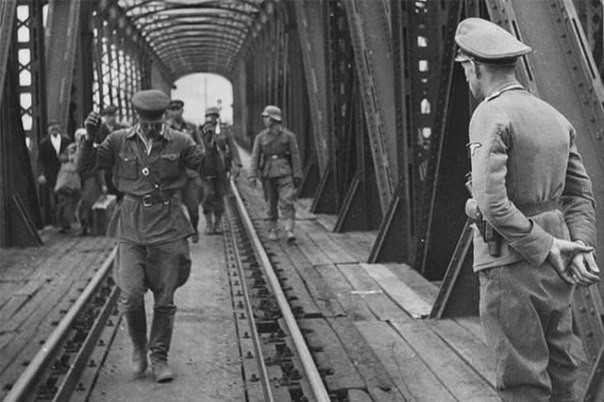 Находчивый еврей. Во время Хладнокровной войны на границе между Германией и Швейцарией был мост. На ...
