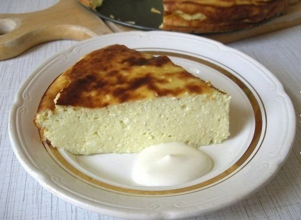 Самая простая и вкусная запеканка.Ингредиенты:Яйца 3 штукиСгущенное молоко не вареное 1 банкаТворог ...