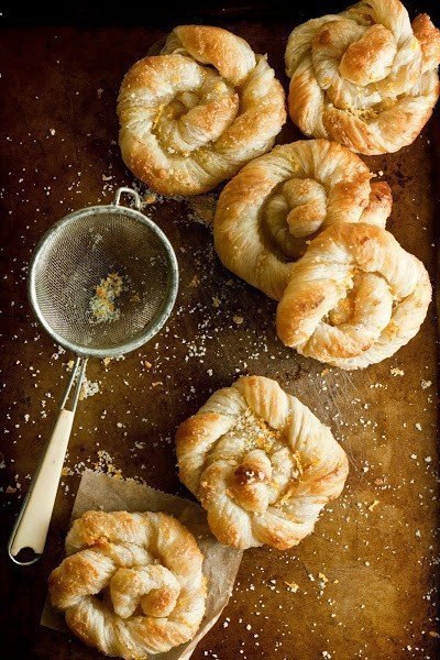 Вкуснейшие датские апельсиновые слойки.Ингредиенты:- 1 большой апельсин- 1/2 стакана сахара- 1/2 ...