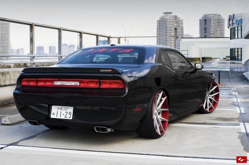 Dodge Challenger SRT-8. - 4