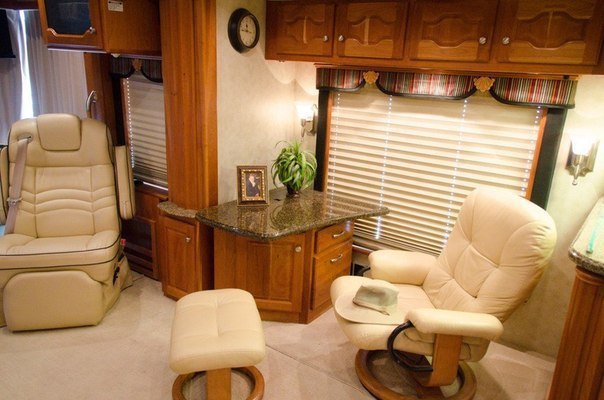 Country Coach Intrigue 525 HP Turbo Diesel - 3