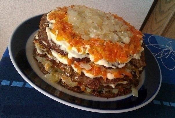 Печеночный торт.Ингредиенты:0,5 кг печени через мясорубку1 стол. ложка молока5 яиц2 стол. ложки ...
